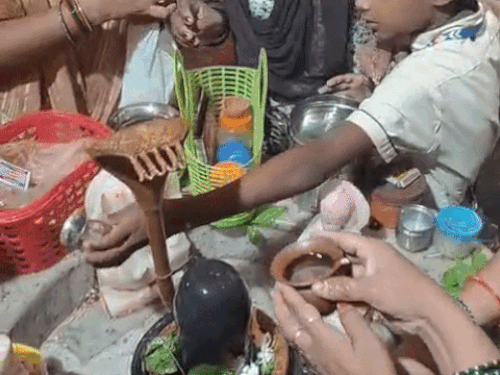 फरीदाबाद के मंदिर में शिवलिंग पर जल चढ़ाते हुए श्रद्धालु। - Dainik Bhaskar