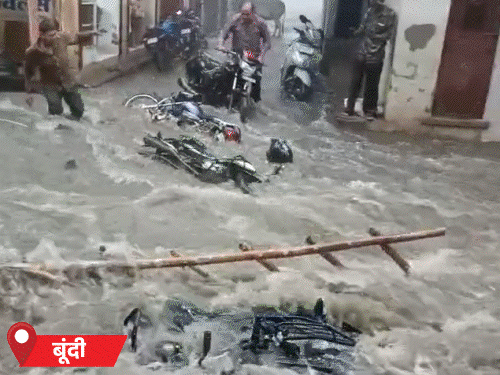 बूंदी में भारी बारिश के कारण सोमवार को बाढ़ जैसे हालात नजर आए। लोगों की गाड़ियां बह गईं। घरों में पानी घुस गया।