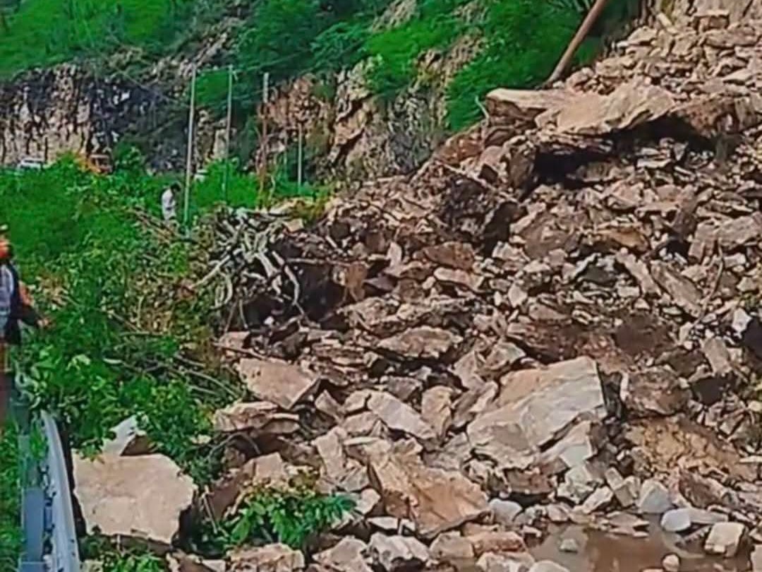 बारिश के बाद गिरी चट्टानें