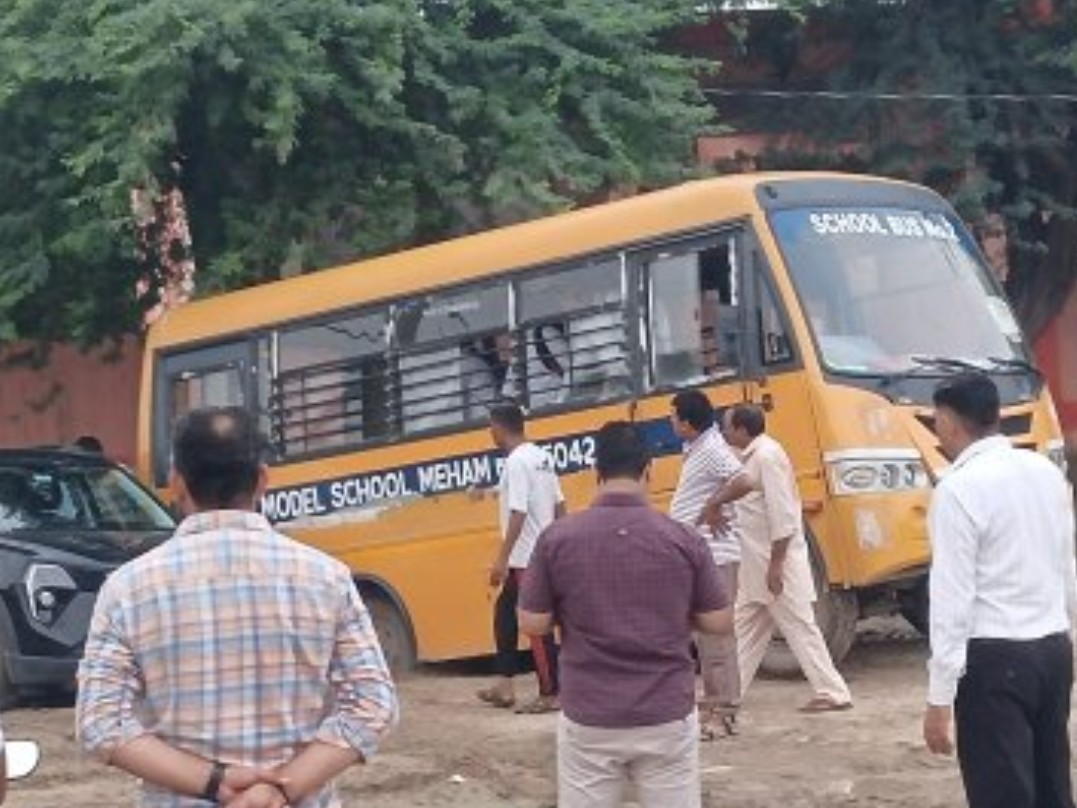 Maham Bharan Road Accident School Bus Stuck In Mud Students Safe maham-bharan-road-accident-school-bus-stuck-in-mud-students-safe