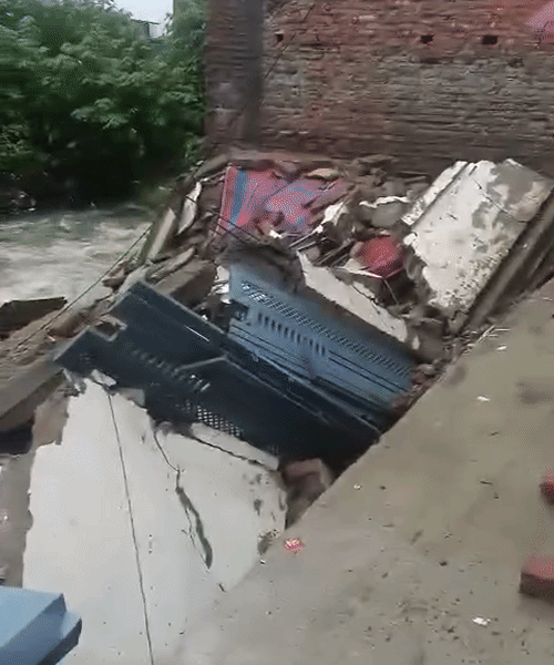 उत्तराखंड में पिछले दो दिनों से लगातार बारिश हो रही है। मौसम विभाग ने आज उत्तरकाशी, हरिद्वार, चमोली, देहरादून समेत 8 जिलों में यलो अलर्ट जारी किया है। वहीं, सोमवार को देहरादून के कारगी चांदचक इलाके में एक मकान गिर गया।
