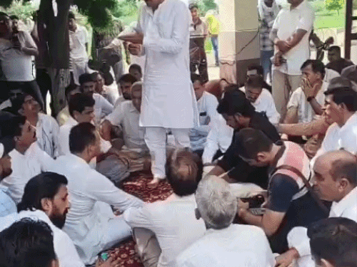 हर्ष के एनकांउटर की सीबीआई जांच के लिए पंचायत करते समाज के लोग।