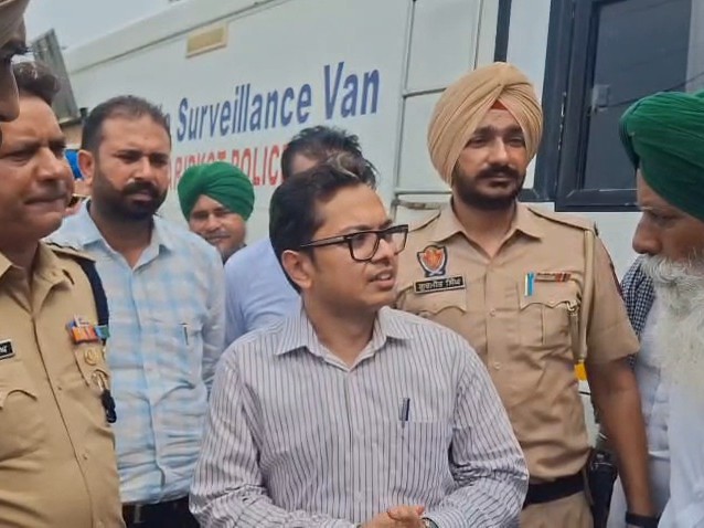 किसान नेताओं से बातचीत करते एडीसी केशव गोयल