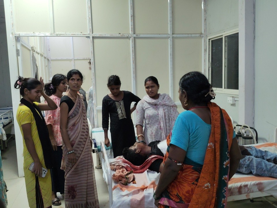 अस्पताल में युवक को भर्ती कराया गया, जहां डॉक्टर ने उसे मृत घोषित कर दिया।