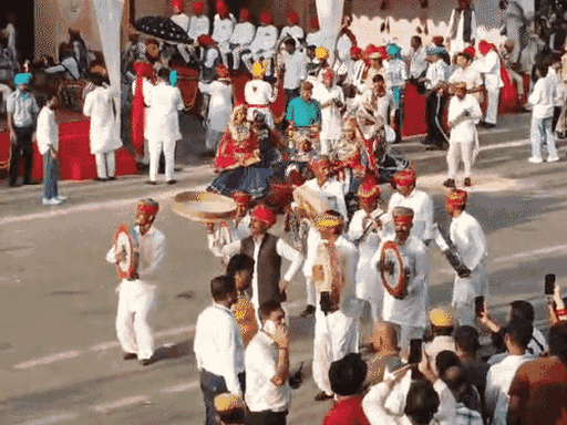 प्रदेश के विभिन्न हिस्सों से आए करीब 175 लोक कलाकार शाही लवाजमे का हिस्सा बनेंगे।