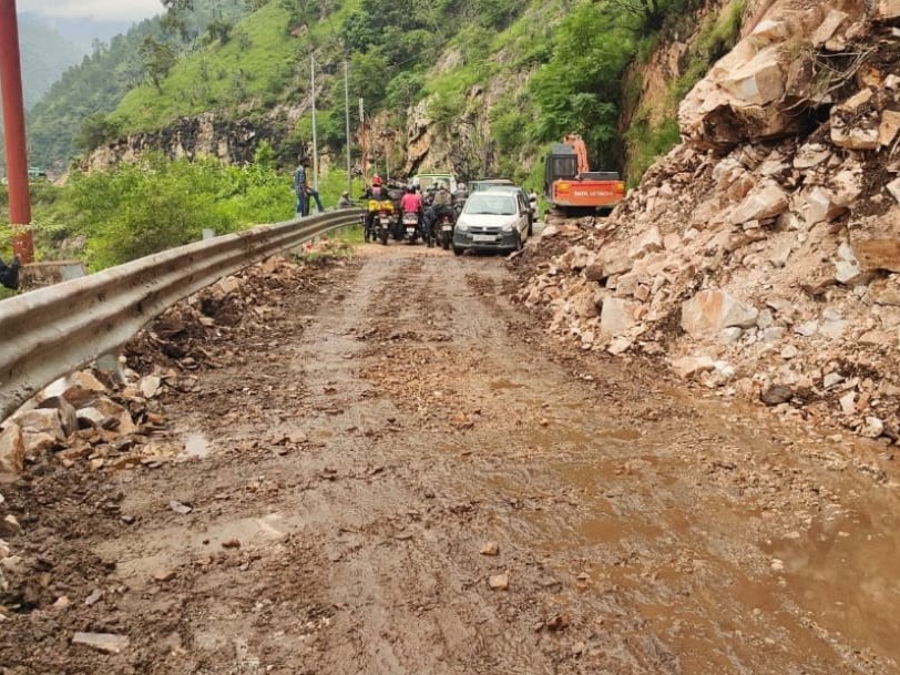 विभाग ने चट्टानों को हटाकर रास्ता किया साफ