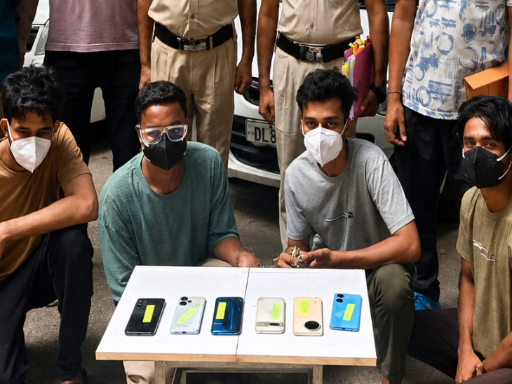 पुलिस ने मोबाइल फोन बरामद किए हैं। इनमें चैट, बैंकिंग रिकॉर्ड, केवाईसी दस्तावेज, खाता खोलने के फॉर्म और लेनदेन की जानकारी मिली है।
