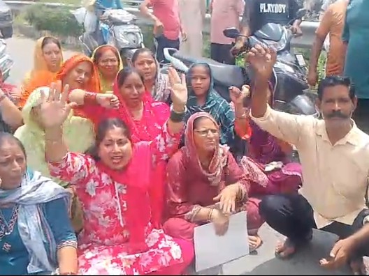 हाईवे पर नारेबाजी करते लोग।