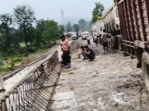 निर्माणाधीन हिस्सों में बने डायवर्सन रास्ते दलदल में बदल गए हैं।