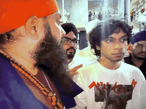 युवक को माफी मंगवाने के बाद बाहर लाया गया तो उसके मां-बाप ने उसे थप्पड़ मारे थे।