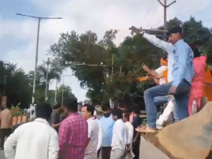 रांची के हरमू रोड में JCB पर चढ़कर भाजपा कार्यकर्ताओं ने नारेबाजी की।