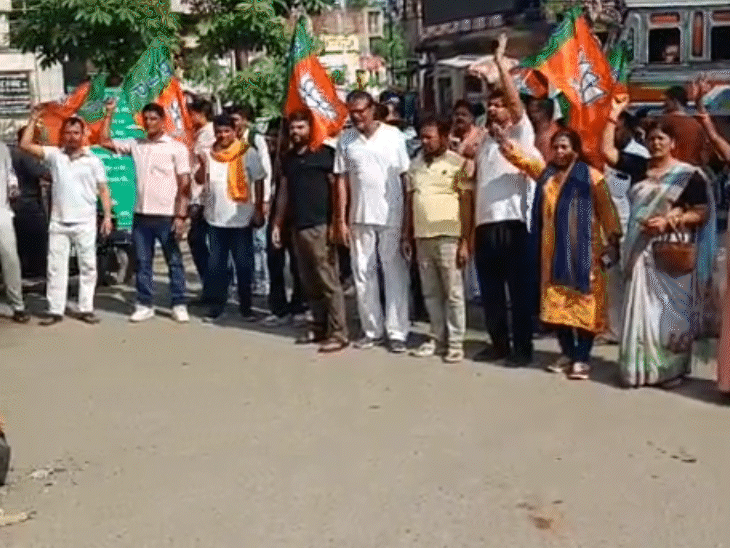 रांची और हजारीबाग में बीजेपी कार्यकर्ताओं ने सड़क पर टायर जलाकर आगजनी की और झारखंड सरकार के खिलाफ नारेबाजी की।