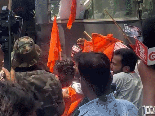 ABVP कार्यकर्ताओं ने पुरानी विधानसभा के पास प्रदर्शन किया। यहां से कार्यकर्ता विधानसभा का घेराव करने जाने वाले थे, लेकिन पुलिस ने उन्हें हिरासत में ले लिया।