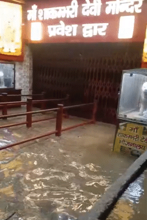 सहारनपुर में भारी बारिश के बाद बरसाती नदी में सैलाब आ गया। शाकंभरी देवी मंदिर के एंट्री गेट पर पानी भर गया।