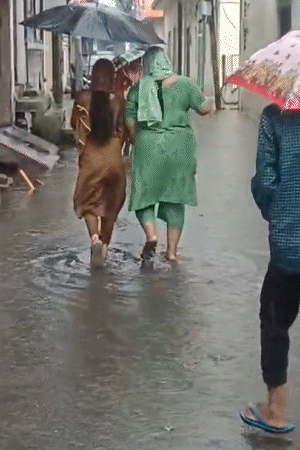 मेरठ में सुबह रुक-रुककर बारिश होती रही। गलियों और कॉलोनियों में पानी भर गया।