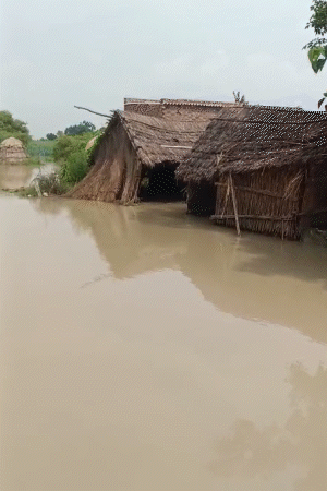 फर्रुखाबाद में गंगा उफान पर है। 40 गांव बाढ़ की चपेट में हैं। 25 घर नदी में समा चुके हैं।