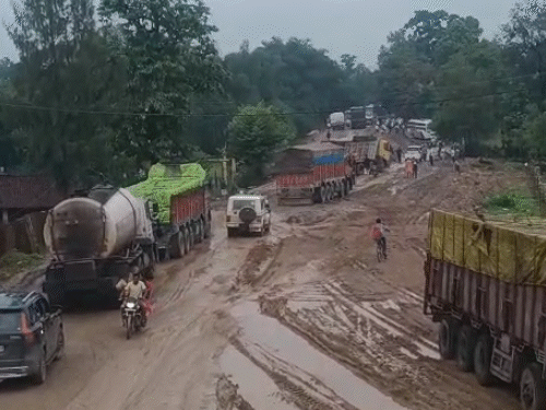 दलदल के कारण बड़ी गाड़ियां घंटों जाम में फंस रही हैं।