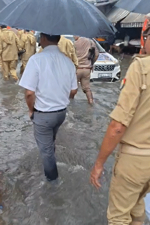 मुजफ्फरनगर में सड़कों पर जलभराव के बाद डीएम-एसएसपी खुद पानी में उतरे और हालात का जायजा लिया।