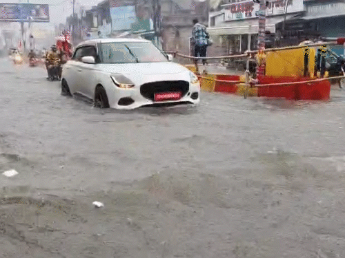 मुजफ्फरनगर में भारी बारिश के बाद सड़कें तालाब बन गईं।