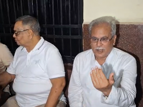 कोर्ट परिसर में साथ बैठे दिखे रामगोपाल अग्रवाल और भूपेश बघेल।
