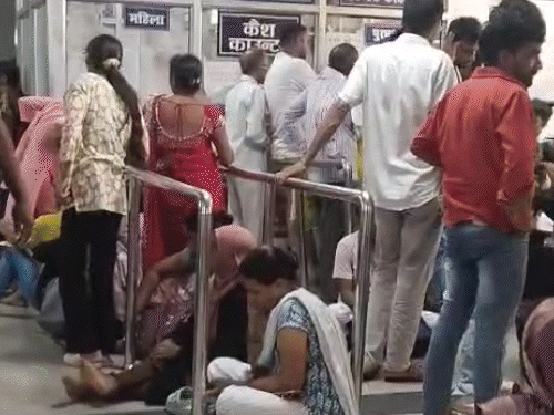 घंटों लाइन में लगने के कारण तमाम मरीज-तीमारदार थक गए। थककर जमीन पर बैठ गए।