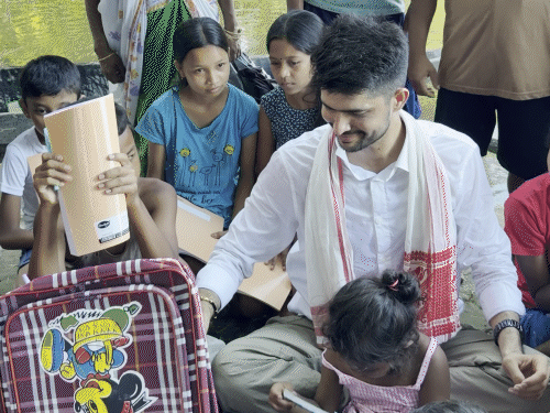 बाढ़ पीड़ितों को राहत सामग्री बांटी।