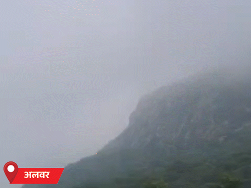 अलवर में मंगलवार को आसमान में घने बादल छाए रहे।