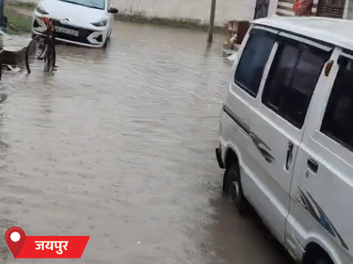 जयपुर में मंगलवार दिन में बारिश के बाद गलियों में पानी भर गया।