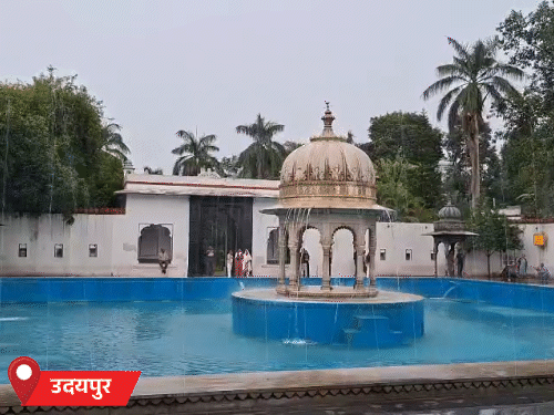 उदयपुर में मंगलवार शाम मौमस अच्छा होने पर सहेलियों की बाड़ी पहुंचे टूरिस्ट।