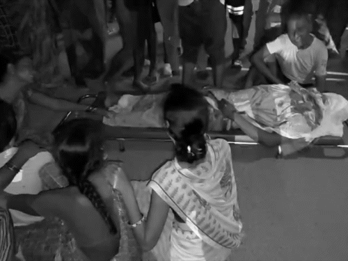 थाने के गेट पर मृतक की लाश रखकर विरोध करते हुए परिजन।