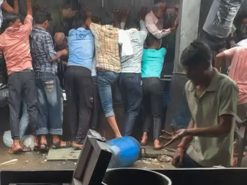 राजस्थान के जयपुर में मंगलवार सुबह से बारिश हो रही है। बारिश के कारण जेके लोन हॉस्पिटल के सामने बस स्टैंड का शेड गिर गया। इसमें कुछ लोग फंस गए।