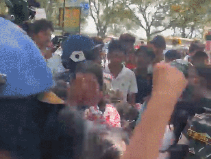ABVP की महिला कार्यकर्ताओं को पुलिस जबरन उठा रही।