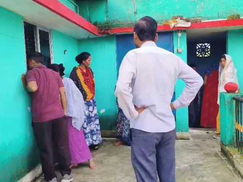 मामले की जानकारी मिलते ही मौके पर लोगों की भीड़ लग गई।