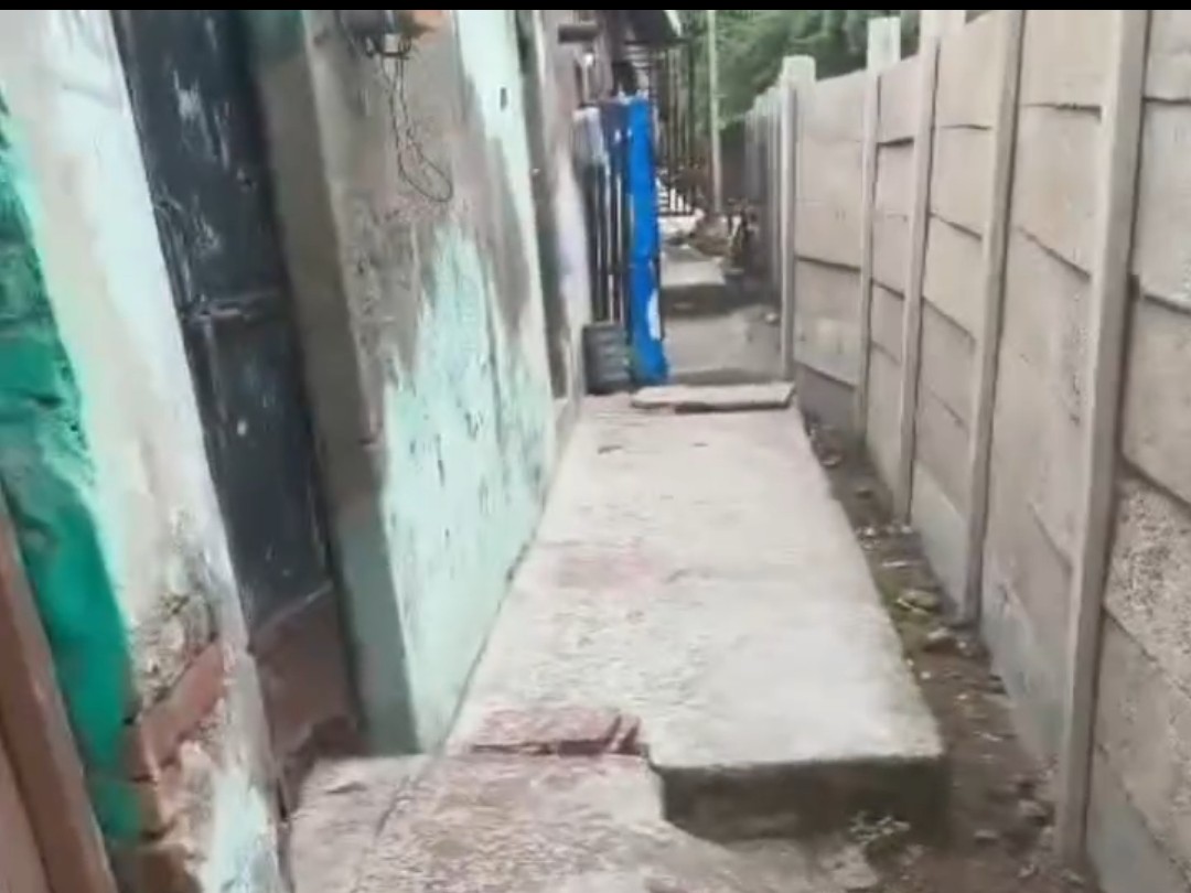 एचएसवीपी डिपार्टमेंट द्वारा बनाई गई सीमेंटेड ब्लॉक वाली दीवार।