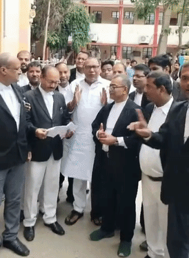 फैसले के बाद वकीलों के साथ मटिहानी विधायक बोगो सिंह।