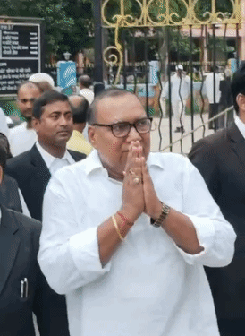 बरी होने के बाद वकीलों और समर्थकों का अभिवादन करते विधायक बोगो सिंह।