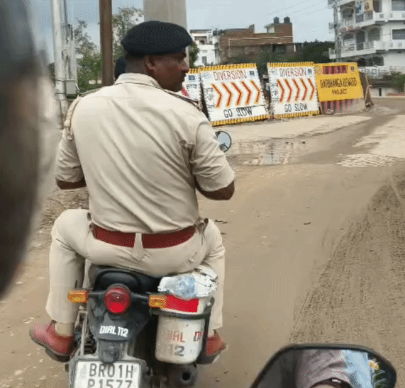 बिना हेलमेट के जाते डायल-112 की पुलिसकर्मी।