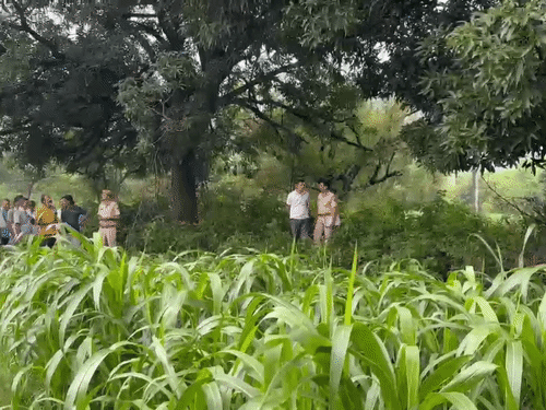 सूचना पर मौके पर पहुंचे ग्रामीण और पुलिस।