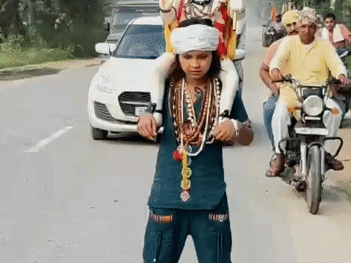 105 डिग्री बुखार में यात्रा करते हुए दीक्षा।