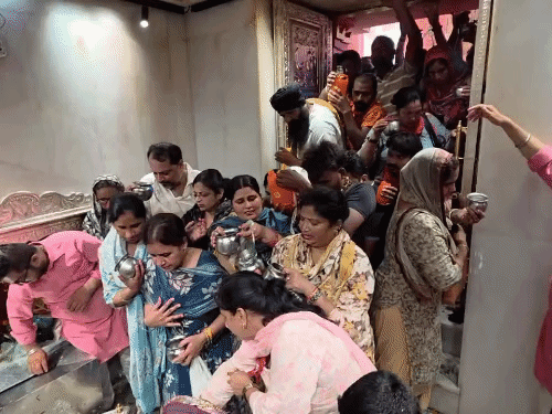 संगमेश्वर महादेव मंदिर में जलाभिषेक के लिए बड़ी संख्या में श्रद्धालु पहुंचे।