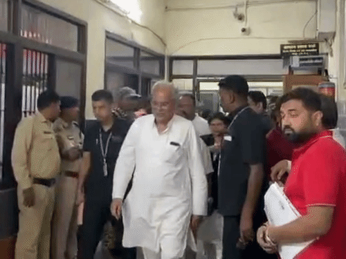 कोर्ट पहुंचकर भूपेश बघेल ने रामगोपाल अग्रवाल से मुलाकात की।