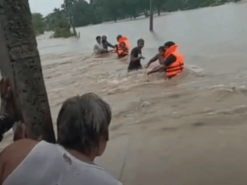 मध्य प्रदेश के सीहोर में बारिश के बीच भीलाखेड़ी नदी के पास एक मकान में रह रहा एक ही परिवार के 10 लोग पानी से घिर गए। सूचना मिलने पर पुलिस मौके पर पहुंची। पुलिस ने ग्रामीणों की मदद से सभी 10 लोगों को सुरक्षित रेस्क्यू कर बाहर निकाल लिया।