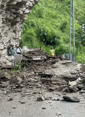 हिमाचल के कुल्लू में मंगलवार सुबह NH-305 पर चलती कार पर चट्टानें गिर गईं। हादसे में गाड़ी सवार 2 लोग घायल हो गए। स्थानीय लोगों ने मलबे से बाहर निकाला।