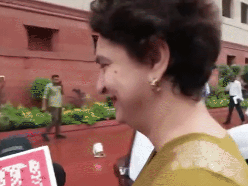BJP सांसद राहुल के खिलाफ नारे लगा रहे थे तो प्रियंका उन्हें जवाब देने पहुंचीं।