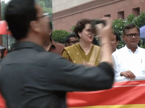 विपक्ष ने राम मंदिर चढ़ावा चोरी मामले पर सरकार के खिलाफ प्रदर्शन किया।