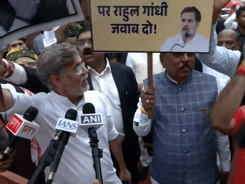 संसद परिसर में NDA और विपक्षी दलों के सांसदों ने एक-दूसरे के खिलाफ नारेबाजी की। - Dainik Bhaskar