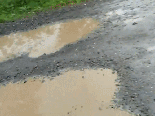 विधायक ने इन गड्ढों को गिट्टी डालकर भरवा दिया है, अब इस पर से गाड़ियां निकल सकती हैं।