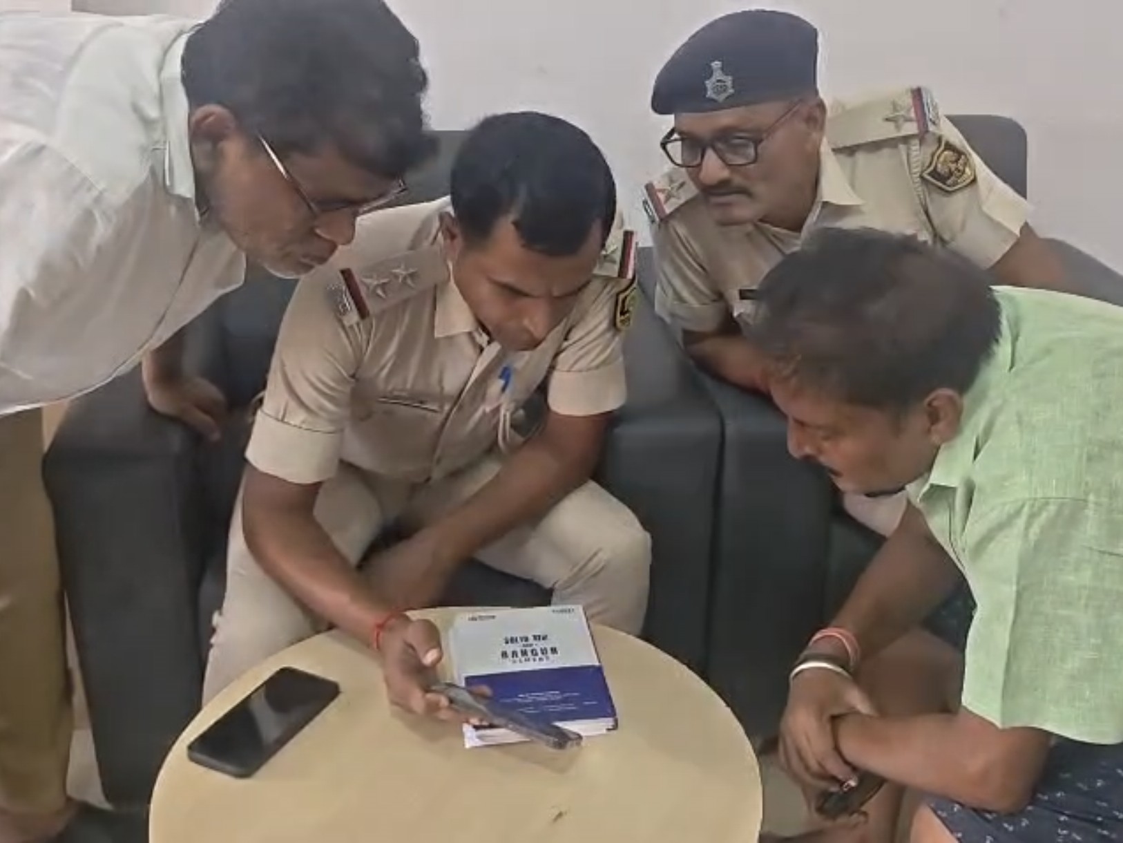 सीसीटीवी फुटेज के जरिए चोर को पहचानने की कोशिश में जुटी पुलिस और दुकानदार।