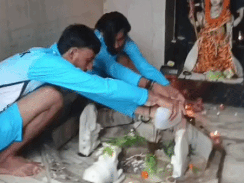 कांवड़ियां चल चढ़ाते हुए