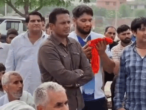 फरमाणा गांव में हुई पंचायत में शीलू बल्हारा भी मौजूद थे।
